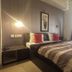 Hotel The Taksonz, Ludhiāna: double bed guest room with window and bedside table