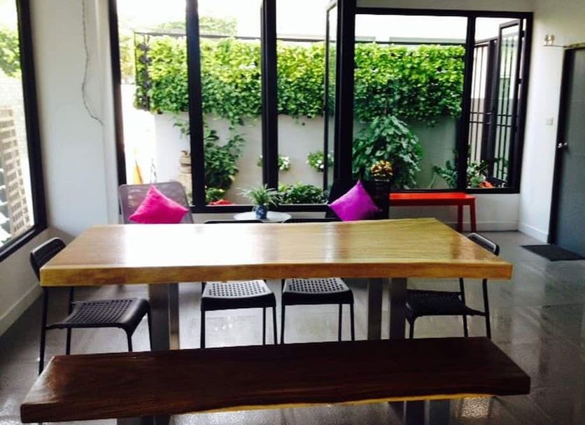 Vanilla Residence Chiangmai, Chiang Mai: dining area with wooden table, benches and garden view