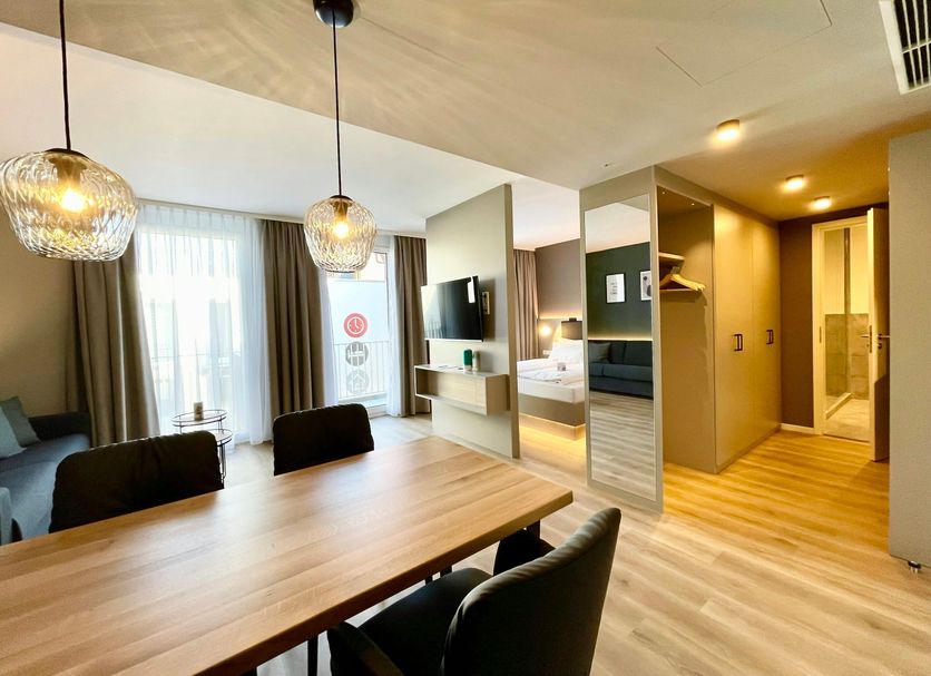 Zeitwohnhaus Suite-Hotel & Serviced Apartments in Erlangen: modern suite with dining table, sofa and kitchenette