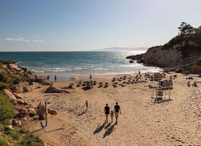 htop Molinos Park in Salou overlooking a sunny beach with sea, cliffs, and sun loungers