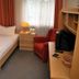 Salzufler Hof, Bad Salzuflen: single room with bed, armchair, desk and window