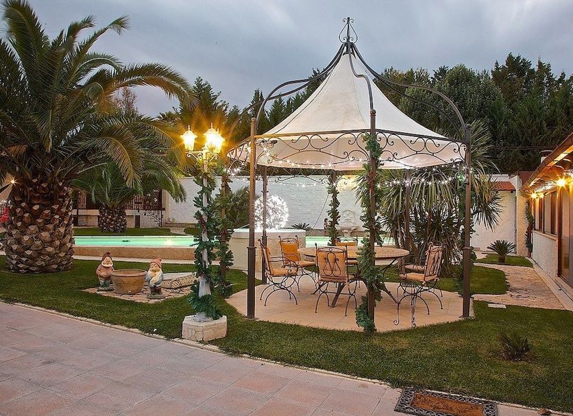 B&B Barletta Acasamia con Parcheggio Privato in Barletta, garden gazebo with outdoor seating and palm trees