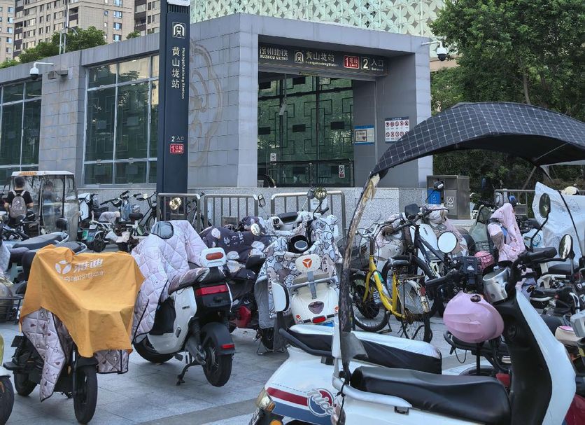 Hi Inn (Xuzhou Yunlong Wanda Plaza) in Xuzhou exterior with motorcycle parking and glass facade