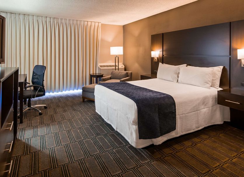Best Western Andersen's Inn Santa Nella guest room with king bed, desk and flat-screen TV