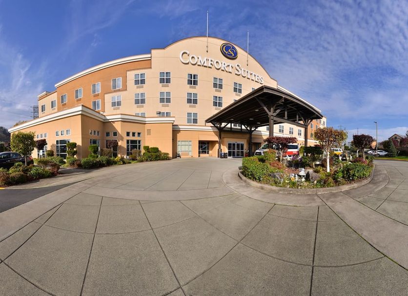 Comfort Suites Airport Tukwila Seattle exterior with covered entrance and landscaped driveway