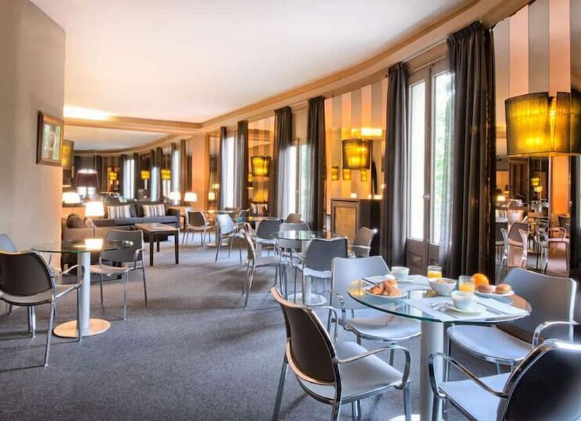 Hotel Paseo de Gracia in Barcelona lounge with tables, chairs and large windows overlooking the city