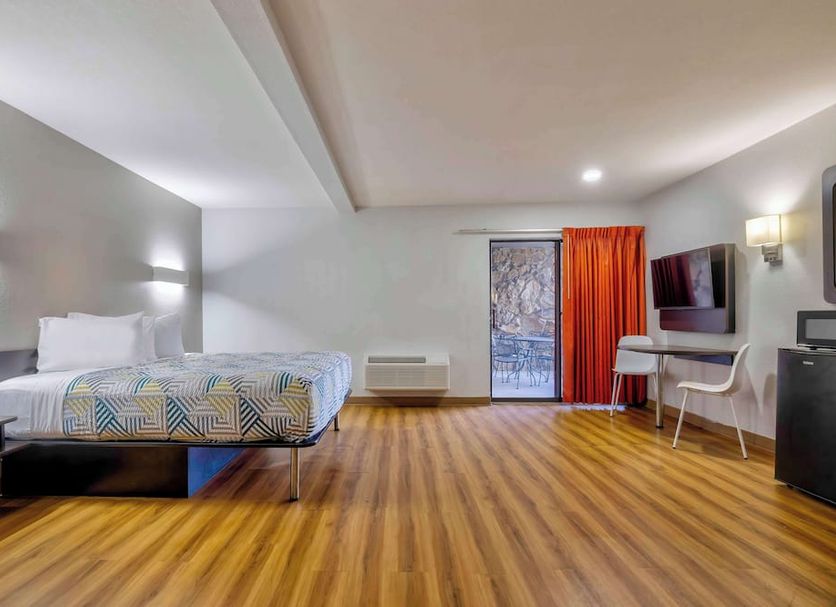 Motel 6 Little Rock, Ar - South guest room with king bed, TV, desk and wood-style floors in Little Rock