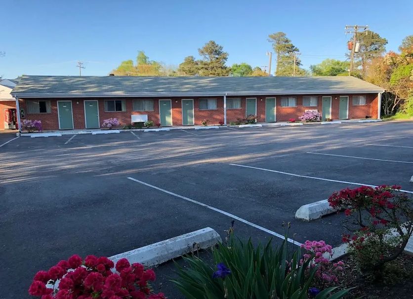 Bassett Motel in Williamsburg exterior with single-story rooms and parking lot