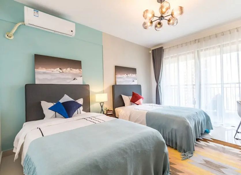 Live Inn Zhujiang New Town Branch in Guangzhou: twin beds, balcony doors and city-view curtains