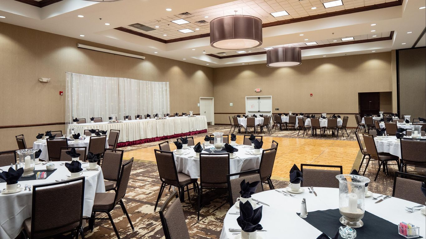 Holiday Inn Conference Center Marshfield An Ihg Hotel 130 163 Marshfield Hotel Deals Reviews - Kayak