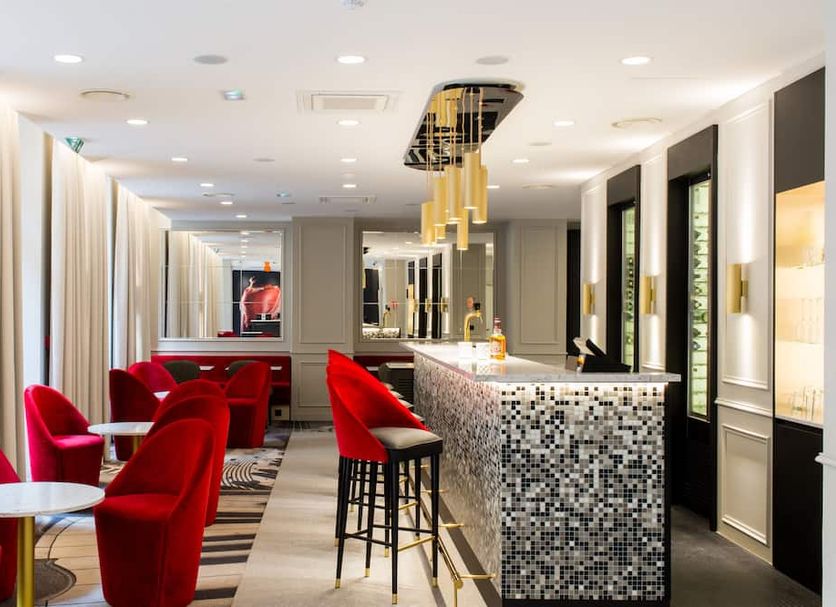 ibis Styles Toulouse Centre Capitole bar lounge with red velvet chairs and mosaic counter in Toulouse