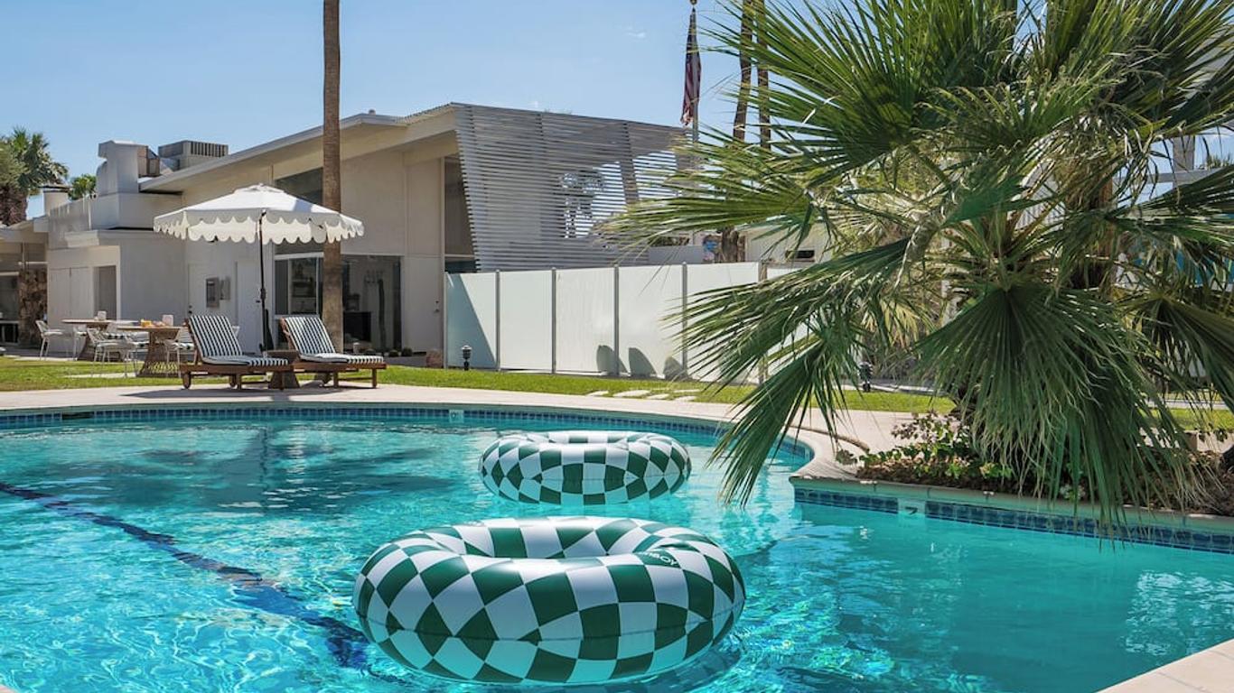 The Monkey Tree by AvantStay Mid-Century Modern Oasis with Pool
