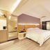 Shang Yuan Hotel Shang Xia Jiu Branch in Guangzhou guest room with king bed, desk and TV