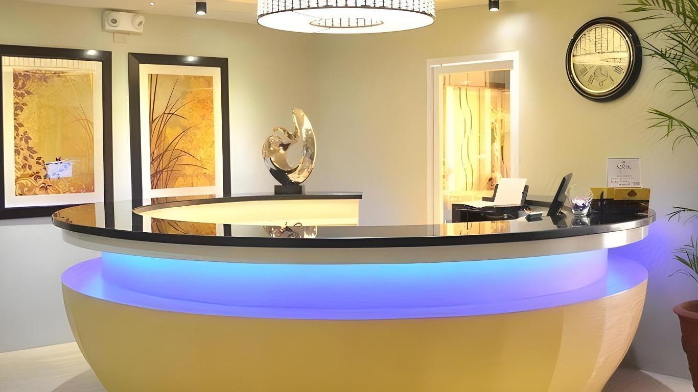 Queen Margarette Hotel - Downtown