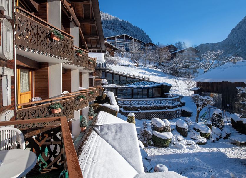 Hôtel Les Côtes, Résidence Loisirs et Chalets in Morzine with snowy mountain and chalet views