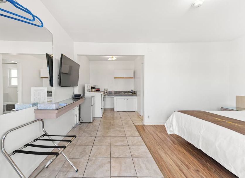 5000 Motel Penticton room with bed, TV, kitchenette and luggage rack