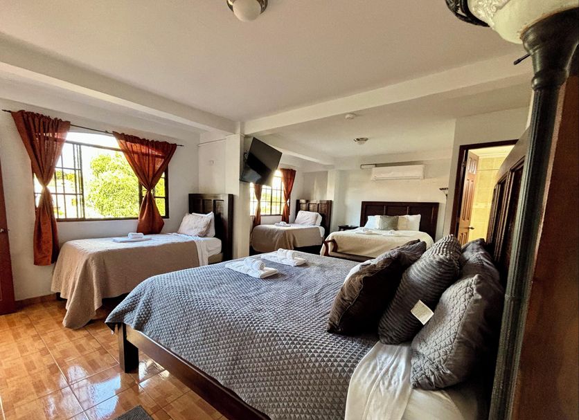 Hotel & Restaurant Fleur De Lis in Concepción de Ataco: guest room with three beds and window view