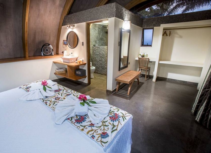 Hotel Vai Moana in Hanga Roa guest room with double bed, ensuite bath, bench, and desk area