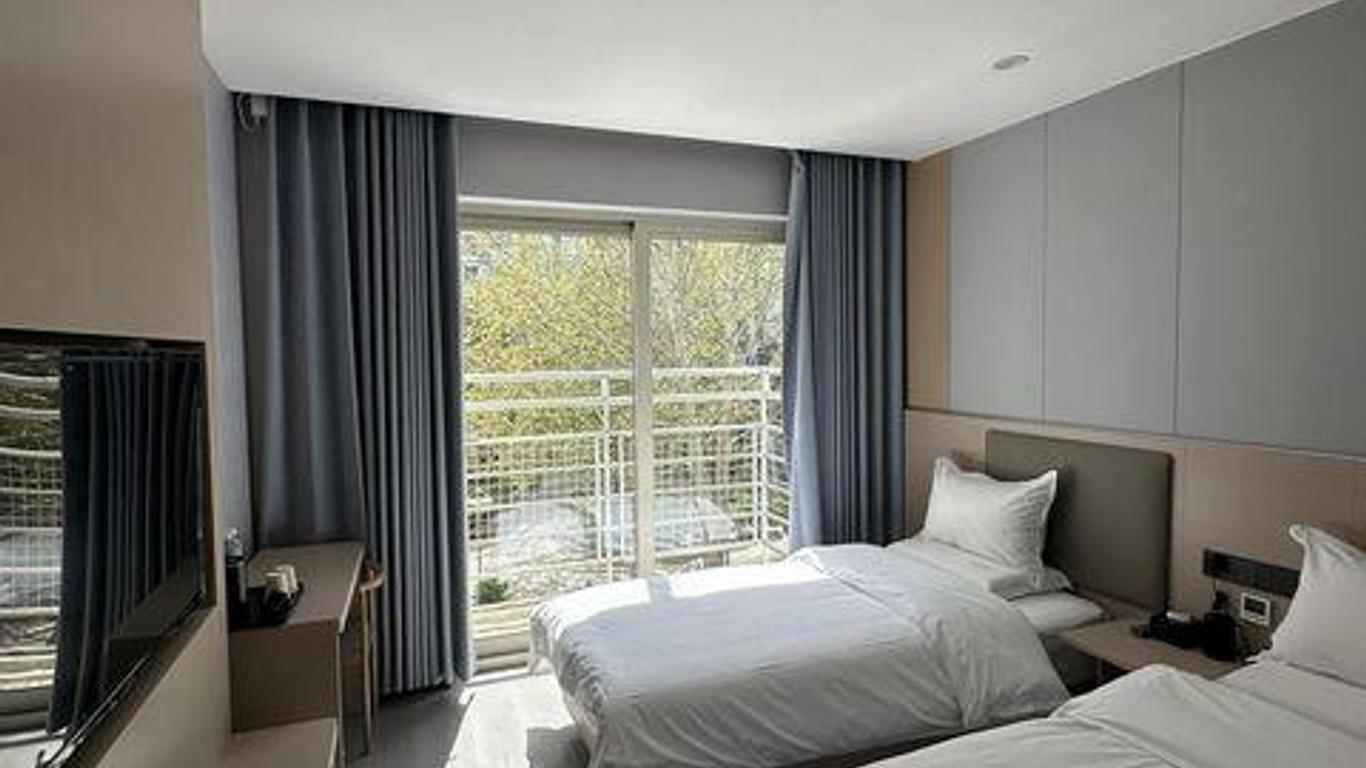 Super 8 Beijing Chaoyang Park Dongfeng South Road Hotel