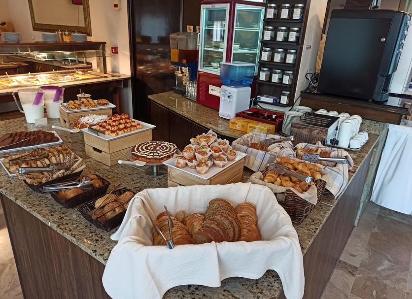 Buffet Photo