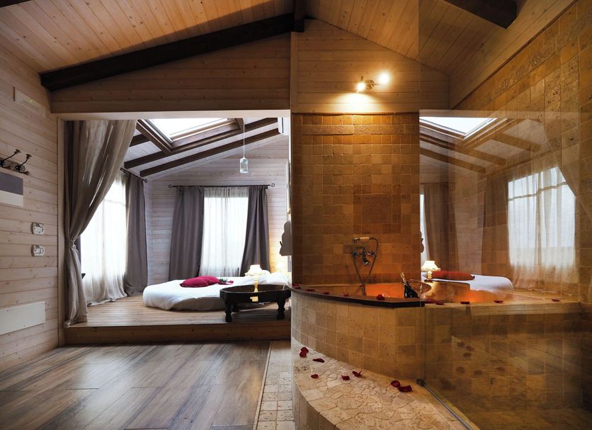 EcoResort Il Cantico della Natura in Magione: rustic suite with skylights and a glass-enclosed bathtub