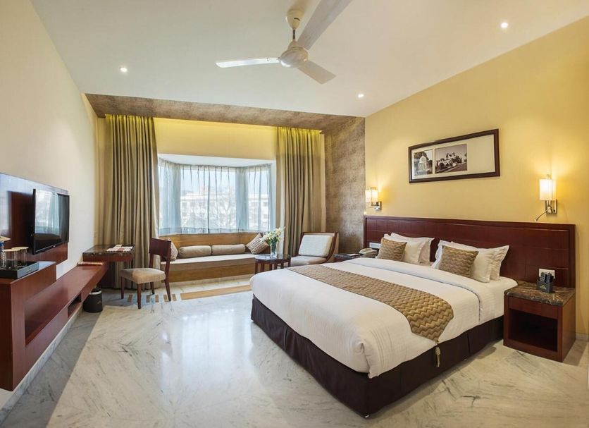 Kk Royal Hotel & Convention Centre guest room in Āmer with king bed and bay window seating