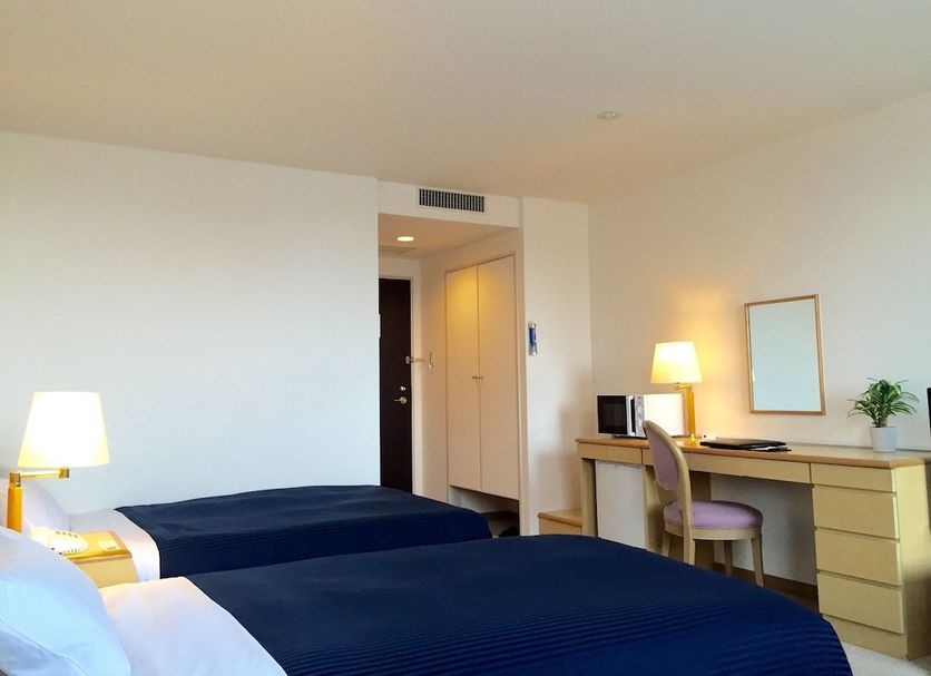 Hotel Livemax Sapporo Ekimae room in Sapporo with two twin beds and desk