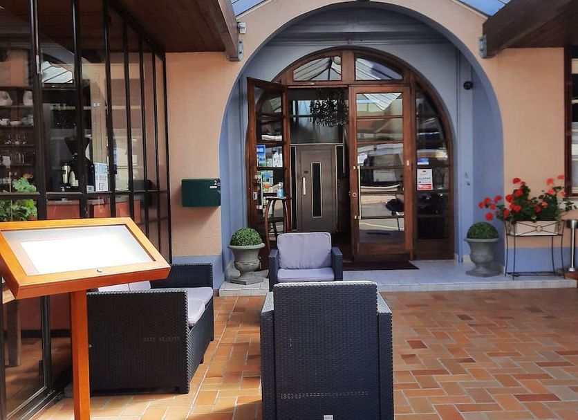 Hostellerie de la Roseraie in Barbotan-les-Thermes, courtyard entrance with outdoor seating