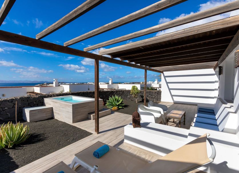 Dream Bocayna Village in Yaiza: rooftop terrace with small pool, loungers and ocean view