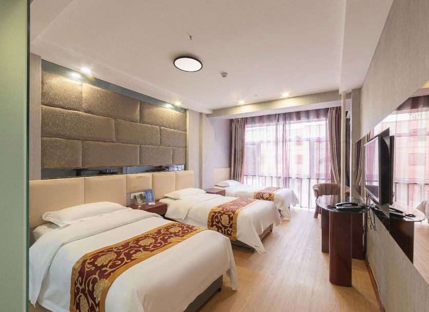 OYO Hexi Hotel in Zhangye guest room with two beds and large window