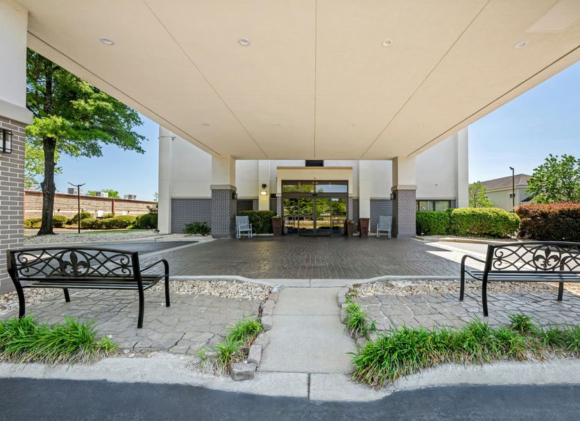 Hampton Inn Birmingham/Trussville entrance canopy with benches and landscaped drive in Trussville