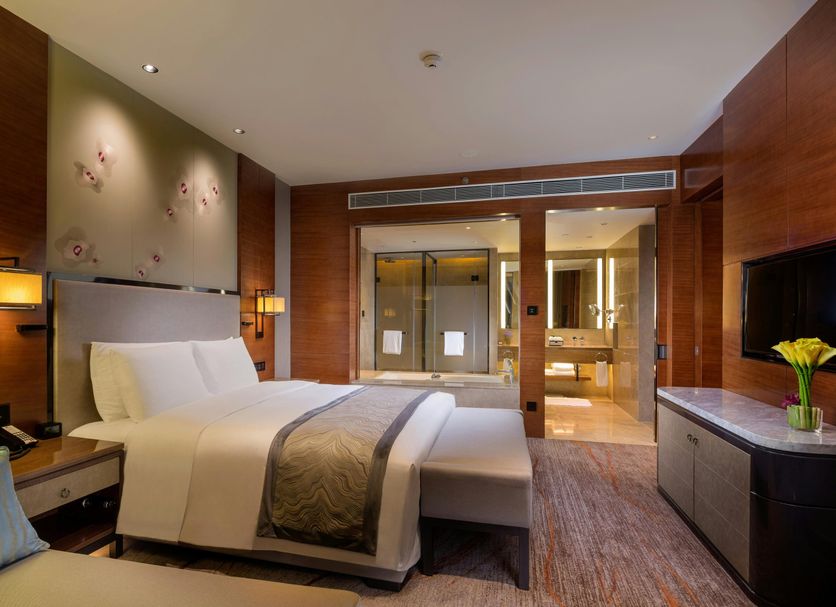 DoubleTree by Hilton Guangzhou - Science City guest room with king bed and bathroom view