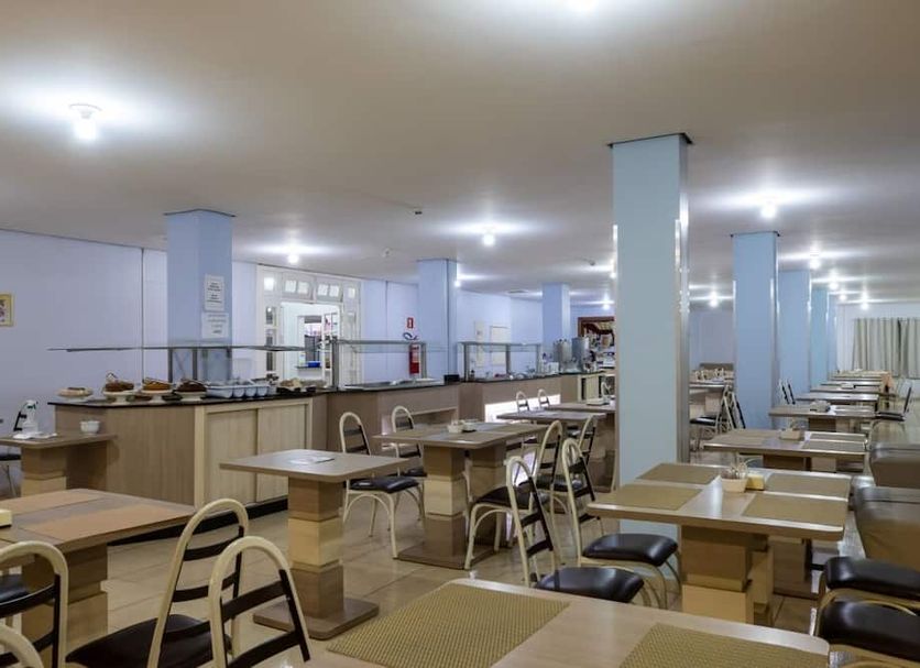 Seibt Palace Hotel in Foz do Iguaçu dining room with tables, chairs, and buffet counter