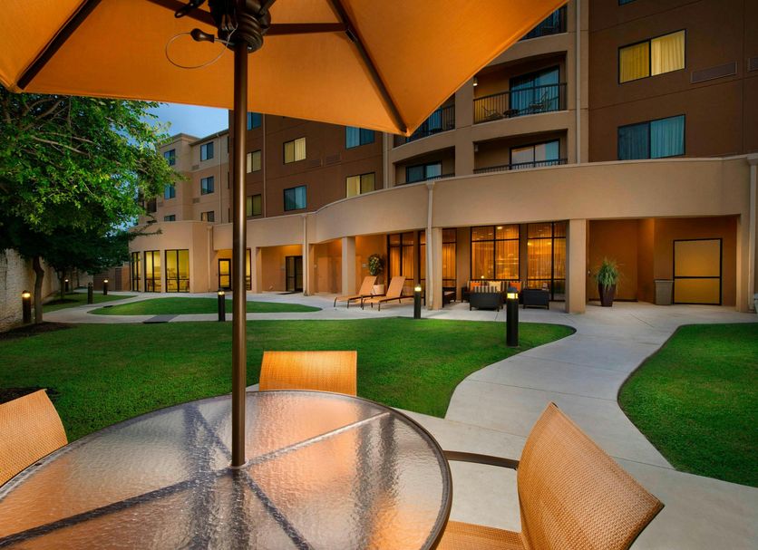 Courtyard by Marriott San Antonio Lackland courtyard patio with umbrella tables and lawn