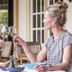 Landgoed De Uitkijk Hellendoorn: two women toasting with wine glasses on the terrace
