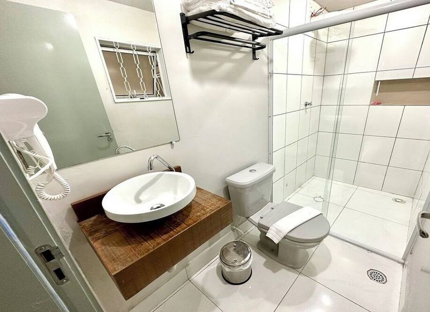 Hln Hotel - Expo - Anhembi bathroom with sink, toilet and glass shower in Sao Paulo