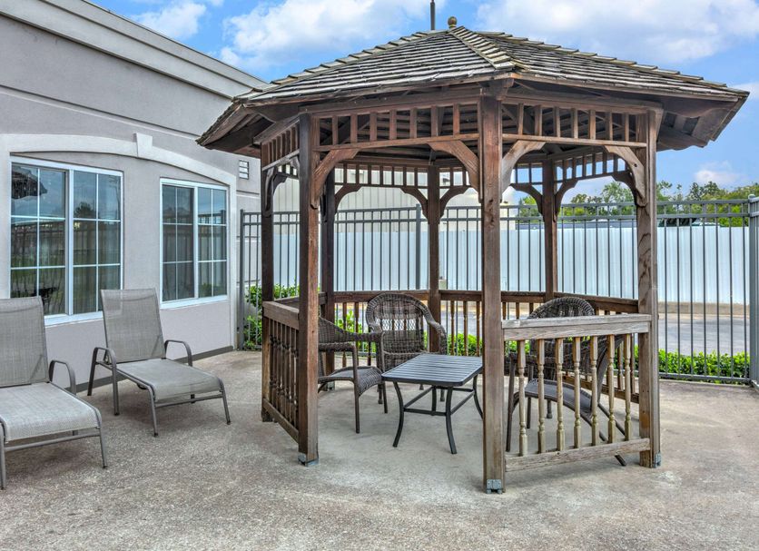 La Quinta Inn & Suites by Wyndham Tulsa Airpt / Expo Square gazebo patio with lounge chairs and table