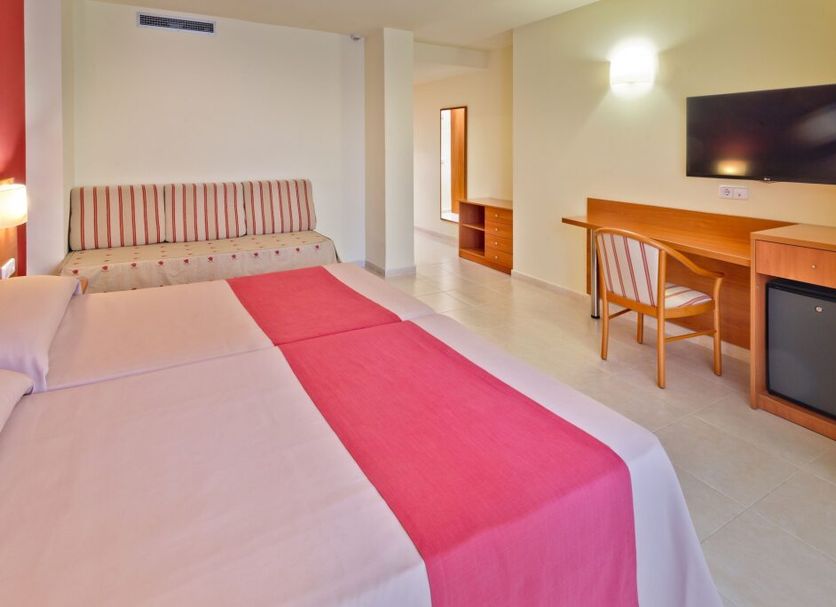 Hotel Montemar Maritim in Santa Susanna: guest room with bed, desk, wall-mounted TV and sofa