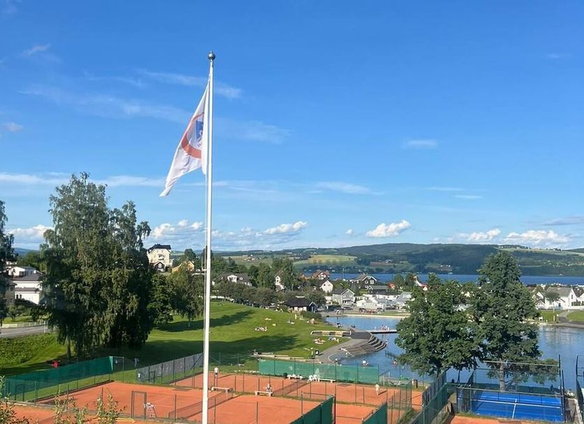 Gjøvik Hovdetun Hostel in Gjøvik with lake view, tennis courts, and a flagpole in the foreground