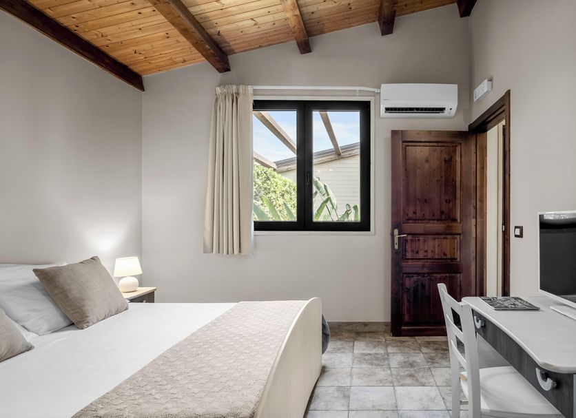Agriturismo Terra dei Limoni, Noto: bright double room with wood-beam ceiling, window, desk and air conditioning