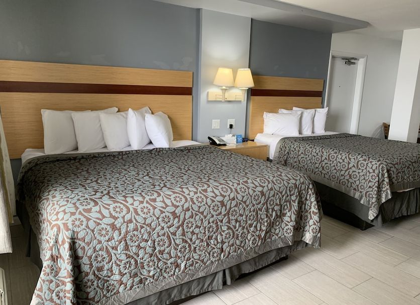 Arya Blu Inn and Suites in Ormond Beach guest room with two double beds and bedside lamp