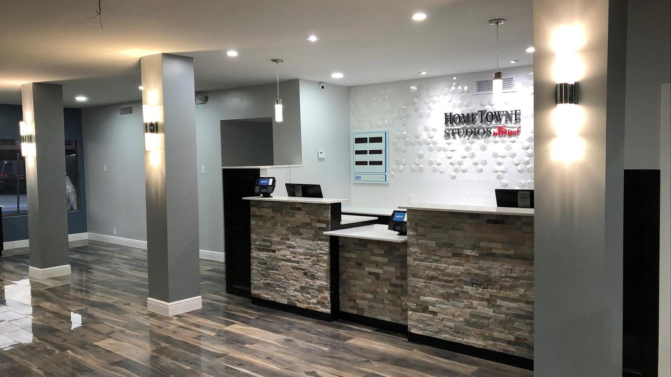 HomeTowne Studios by Red Roof San Antonio E - Frost Bank Center