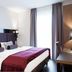 Fair Hotel Europaallee in Frankfurt am Main: modern guest room with double bed, desk and window drapes