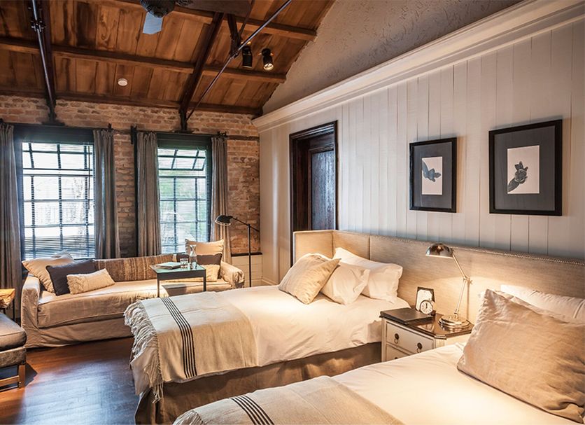 La Alondra, Casa de huéspedes in Corrientes: cozy guest room with two beds, exposed brick, and tall windows