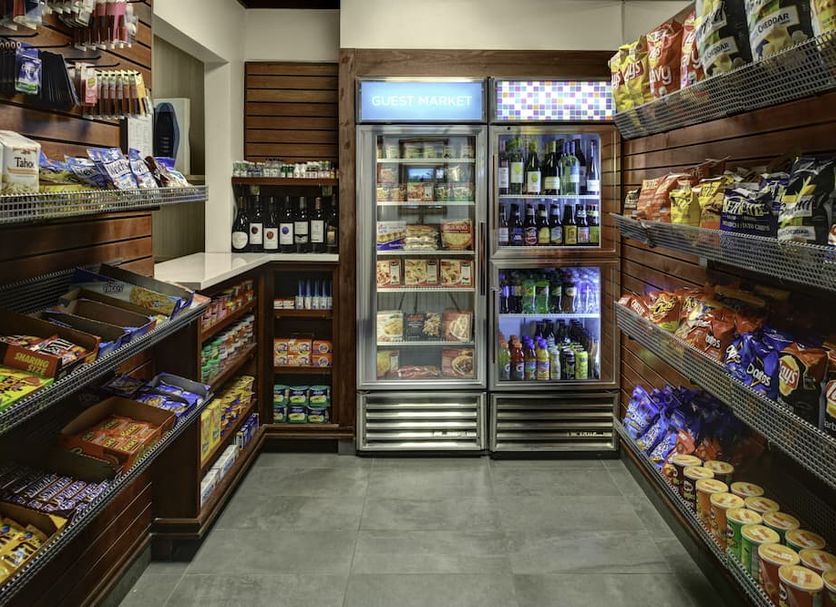 Hyatt House Philadelphia/Plymouth Meeting market with snacks, refrigerated drinks and grab-and-go items