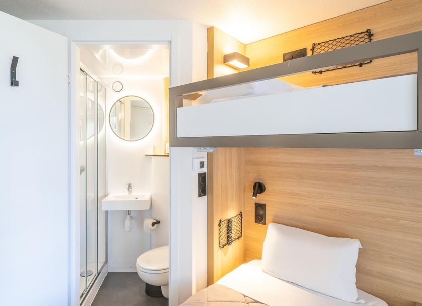 Premiere Classe Versailles - Saint Cyr L'ecole bunk-bed room with compact bathroom, Saint-Cyr-l’École
