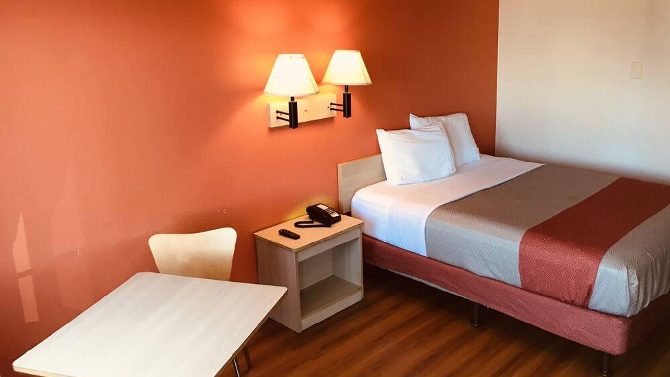 Travelodge by Wyndham Madison Heights MI