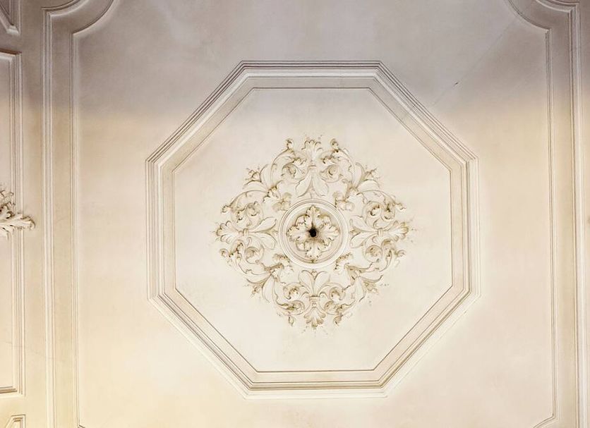 Antica Dimora Caruso in Catania: ornate white ceiling medallion and decorative plaster molding
