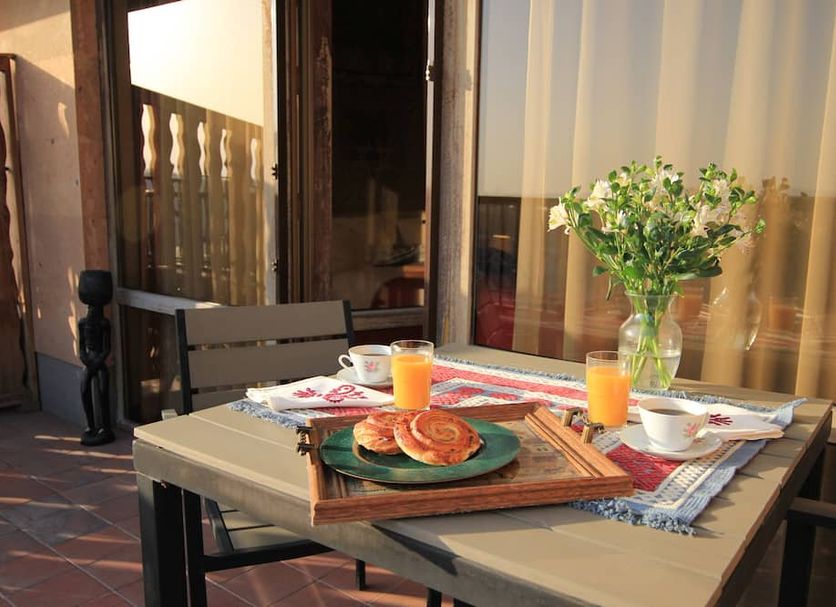 Silk Road Hotel, Yerevan: balcony table with breakfast tray, orange juice, coffee and flowers