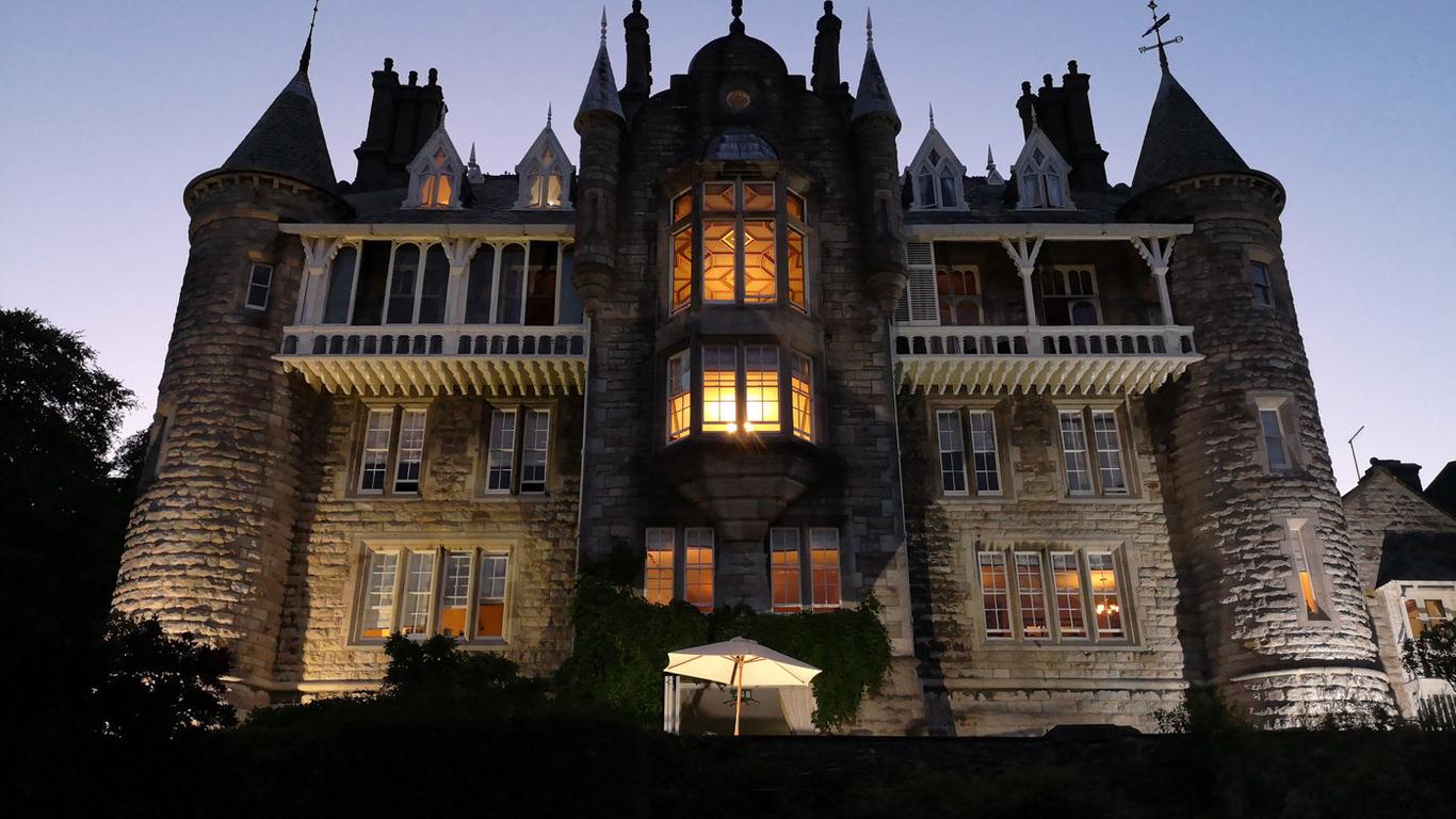 Chateau Rhianfa, Menai Bridge